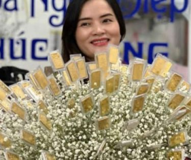 buchet de flori de aur