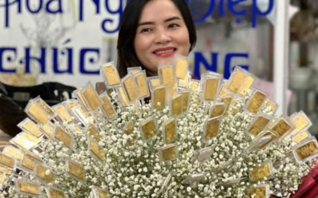 buchet de flori de aur