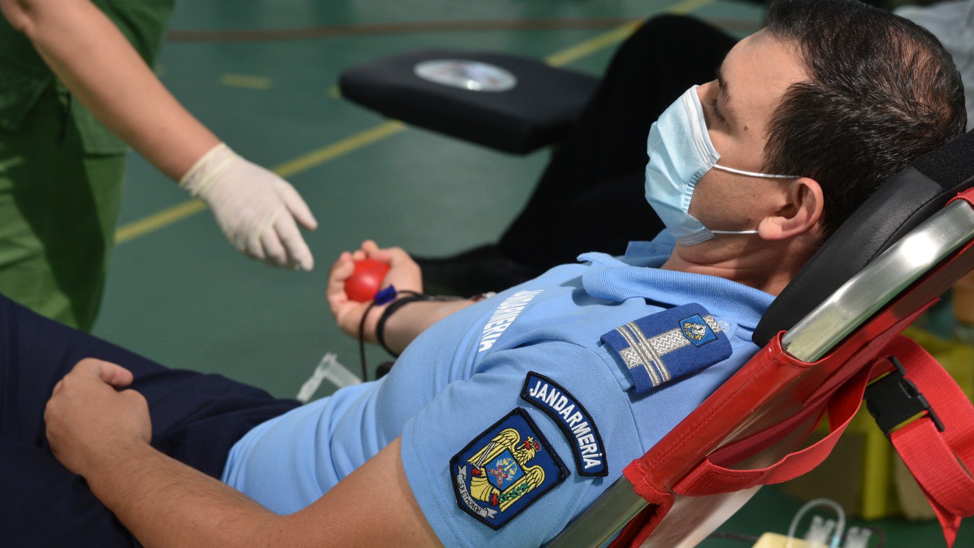 jandarmii-doneaza-sange