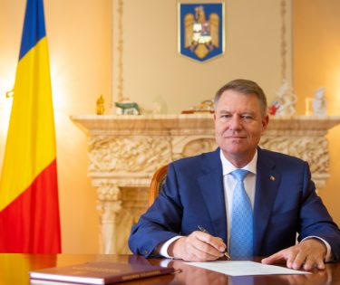 Iohannis semnează decrete