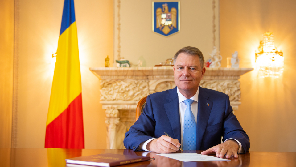 Iohannis semnează decrete