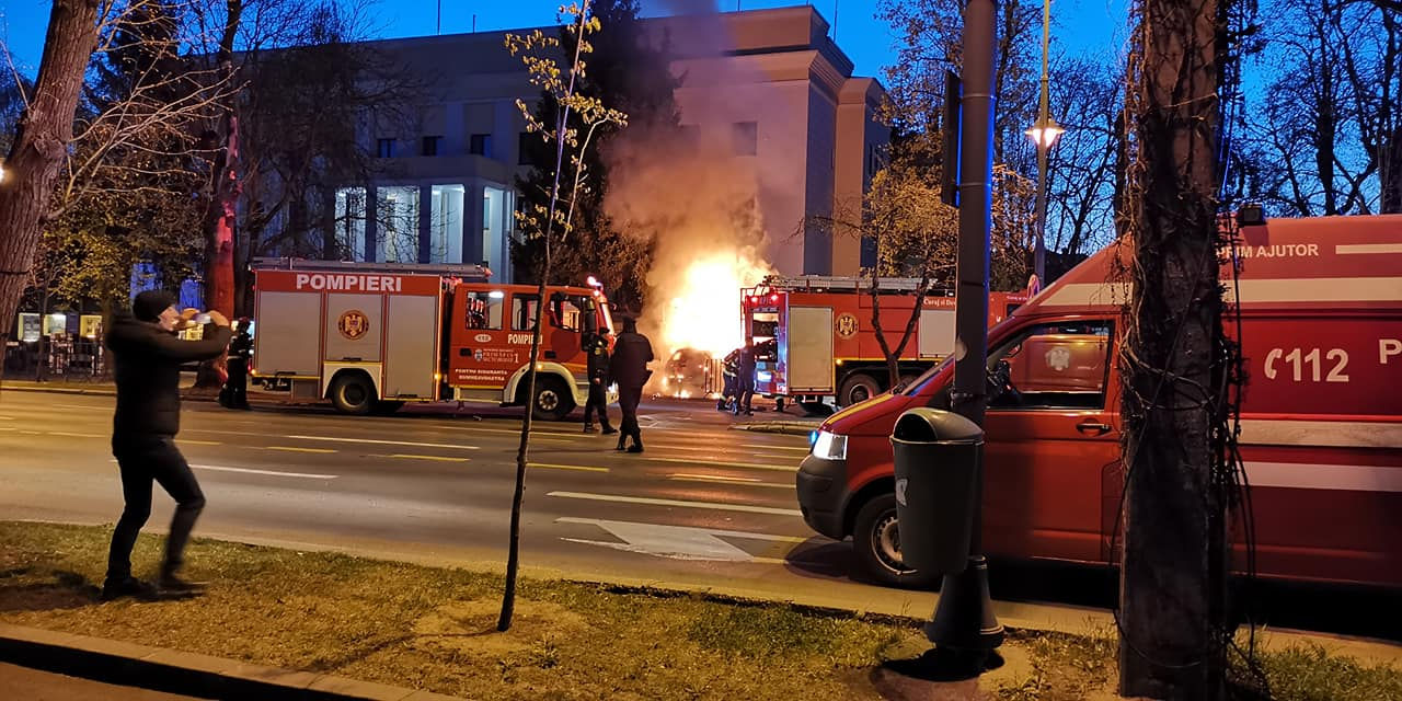 mașina izbită în gardul ambasadei