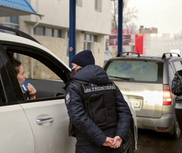 polițiștii ajută refugiații