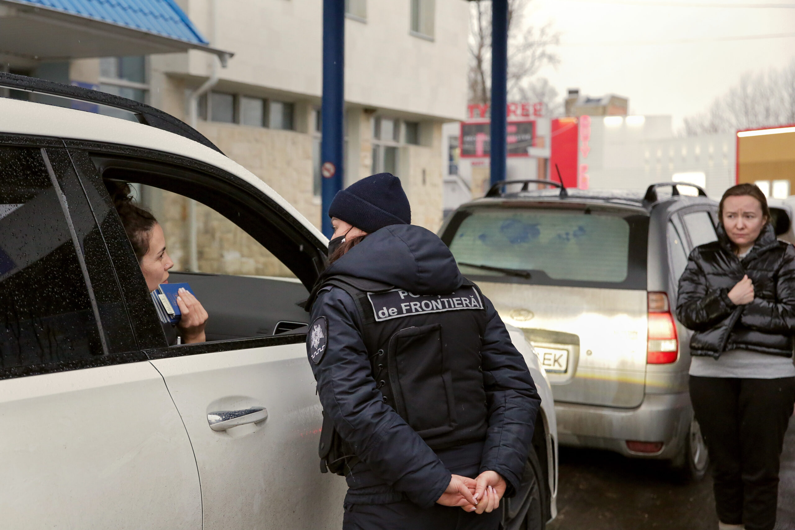 polițiștii ajută refugiații