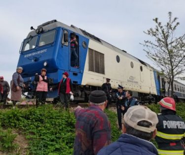 bărbat prins sub tren