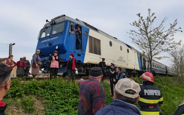bărbat prins sub tren