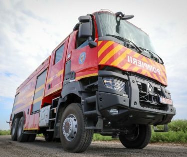 autospecială de stingere cu capacitatea de 10.000 de litri de apă