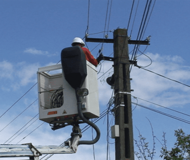 stalpi electrici in curte