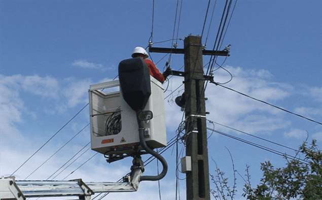 stalpi electrici in curte